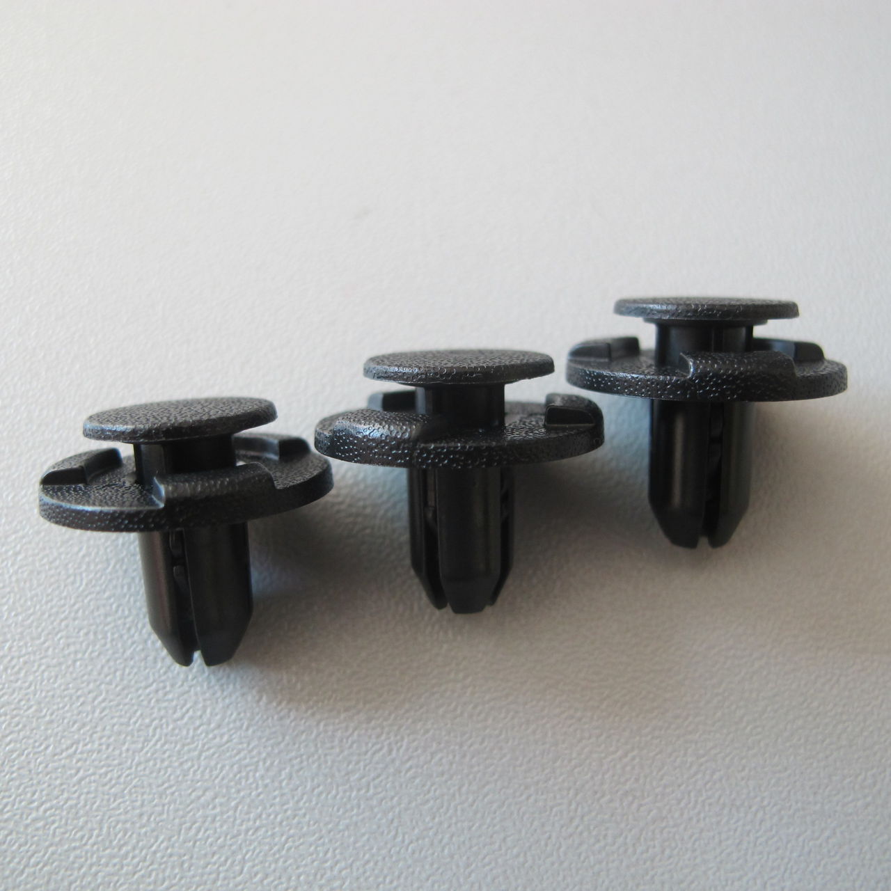  p>塑料铆钉又叫尼龙铆钉,因为常见的塑料铆钉都采用弹性和记忆性能