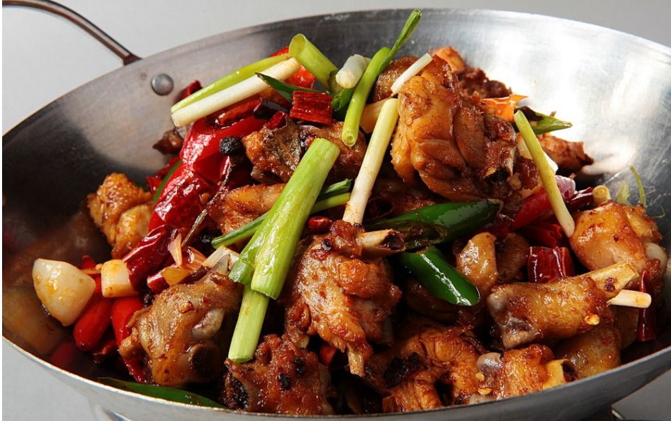  p>干炒辣子鸡属于川湘菜系,味型鲜明,以麻,辣,鲜,嫩为特点,是具有