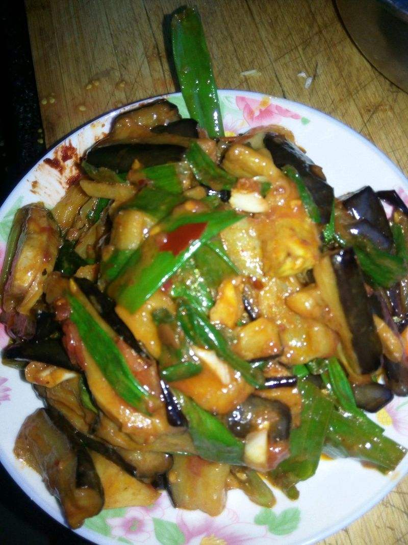  p>茄子炒土豆片是用茄子和土豆作为主要材料,加入红辣椒,蒜,鸡精等炒