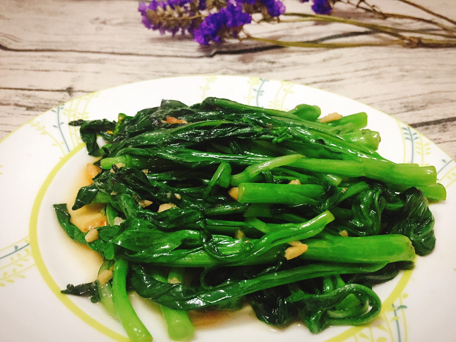  p>炒青菜是一道菜品,制作原料有 a target="_blank" href="/item