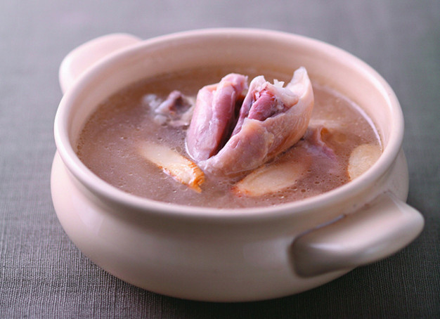  p data-id="t4zwzxnwxwwr">西洋参雪耳生鱼汤,以西洋参,生鱼为主料的