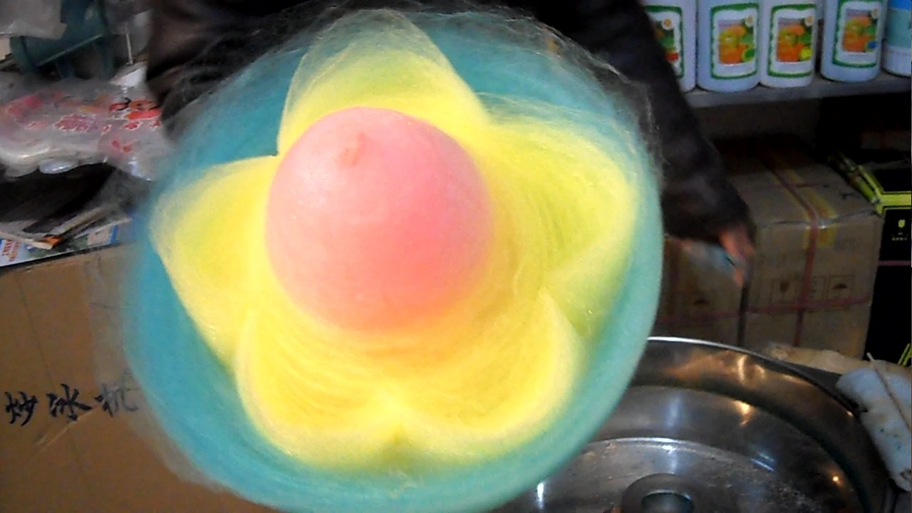 造型奇特,像花一样,故而被称为花式棉花糖