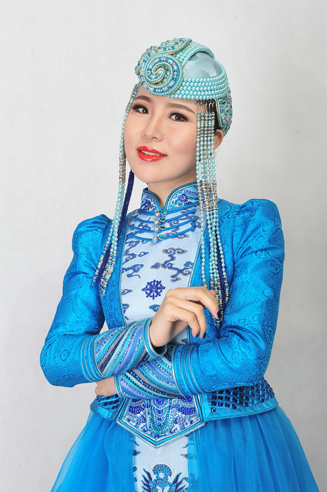 1986年6月26日出生于内蒙古科尔沁左翼珠日河牧场,中国蒙古族女歌手