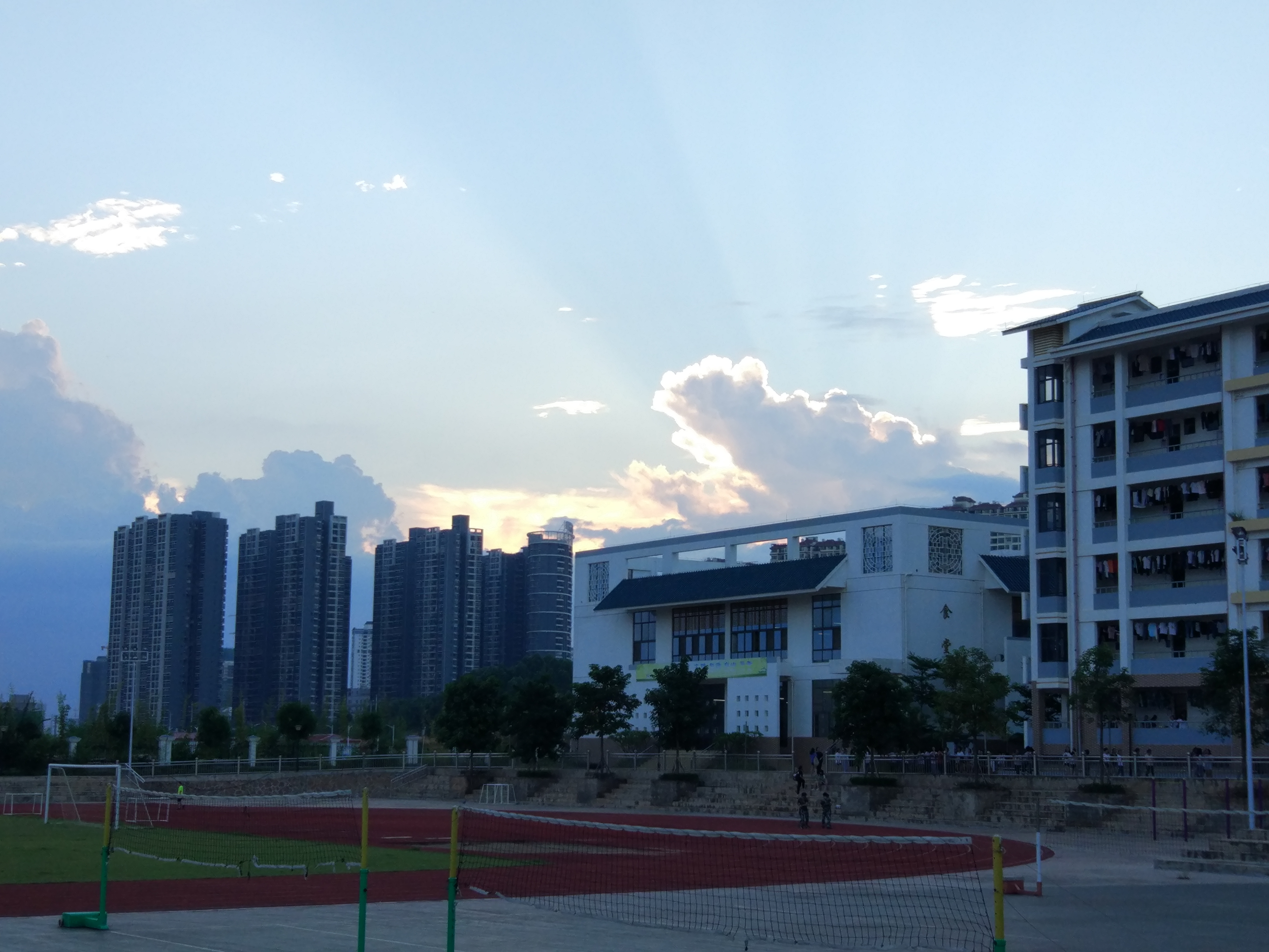 同时也是南宁市邕宁片区唯一的重点高中,旧校区(邕宁区蒲庙镇邕高巷3