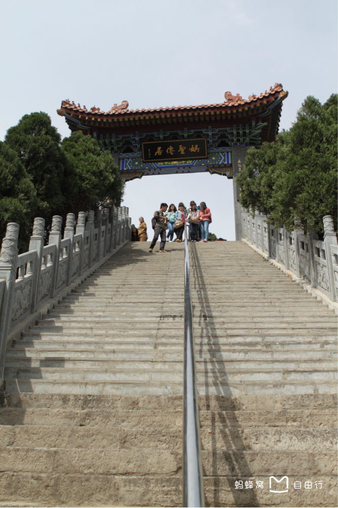  p>骊山是秦岭山脉的一个支脉,海拔1302米,是燕山晚期上升形成的突兀