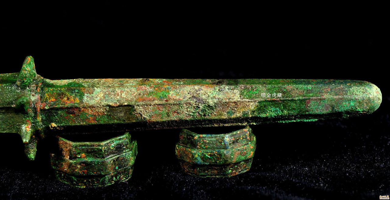  p>殳是一种简单的竹制打击类长兵器,头上有尖,可能是当时步兵对付