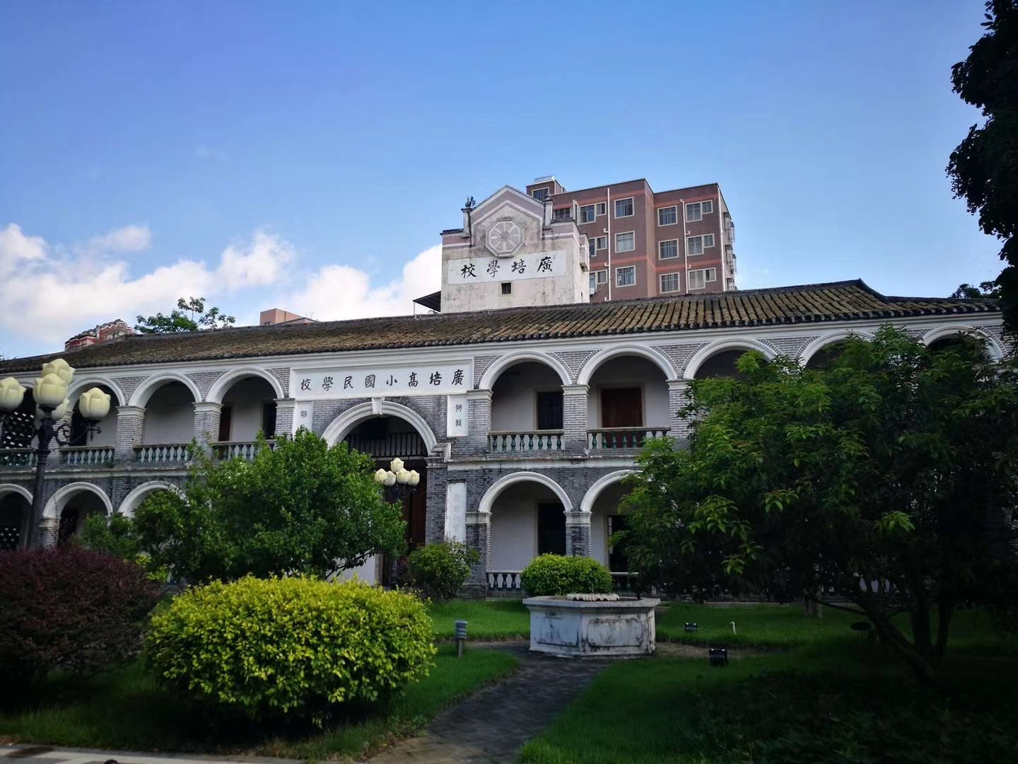  p>深圳市龙华区广培小学创办于1912年,原名广培学校,是深圳市历史最