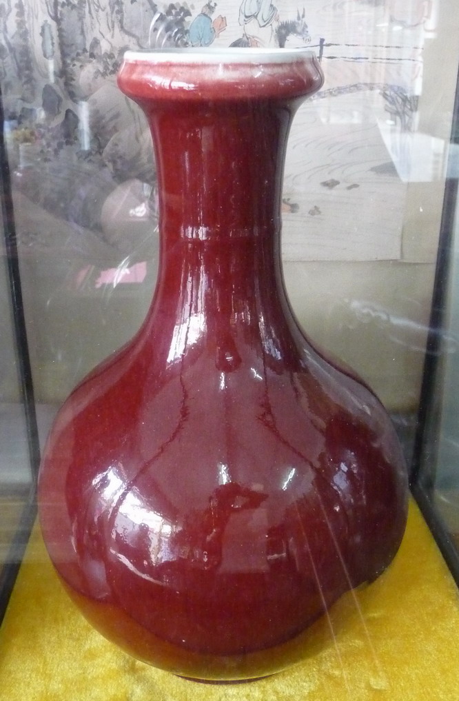  p>钧红,瓷器釉色名.也称均红.属铜红釉.