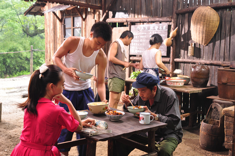 《遥远的天熊山》是由 a target="_blank" href="/item/西部电影集团