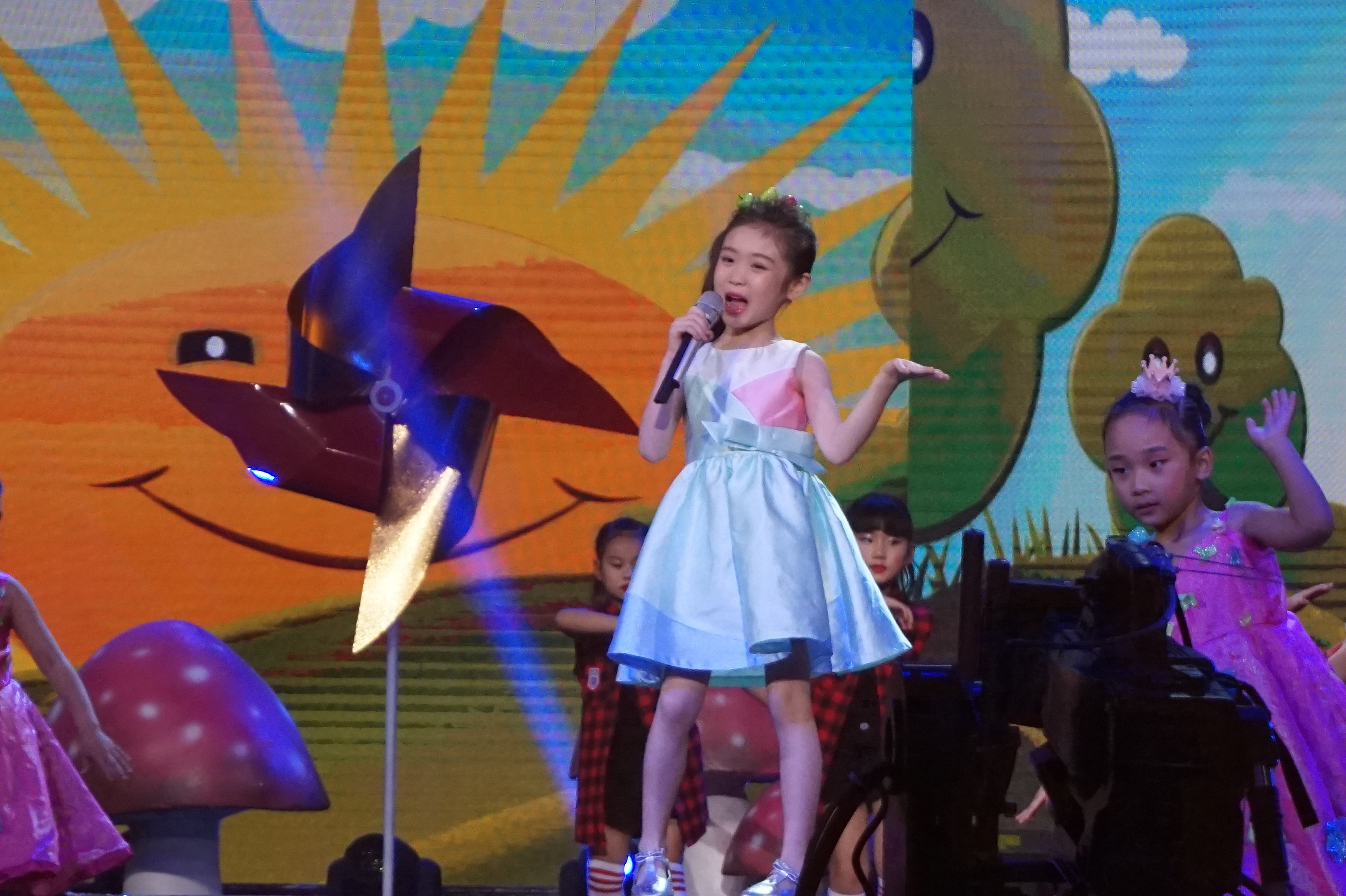  p>邓文怡,2009年11月14日出生于香港,童星,中国香港女歌手.