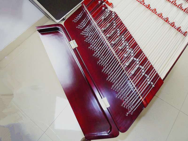  p>扬琴,又称洋琴,打琴,铜丝琴,扇面琴,蝙蝠琴,蝴蝶琴,击弦乐器.