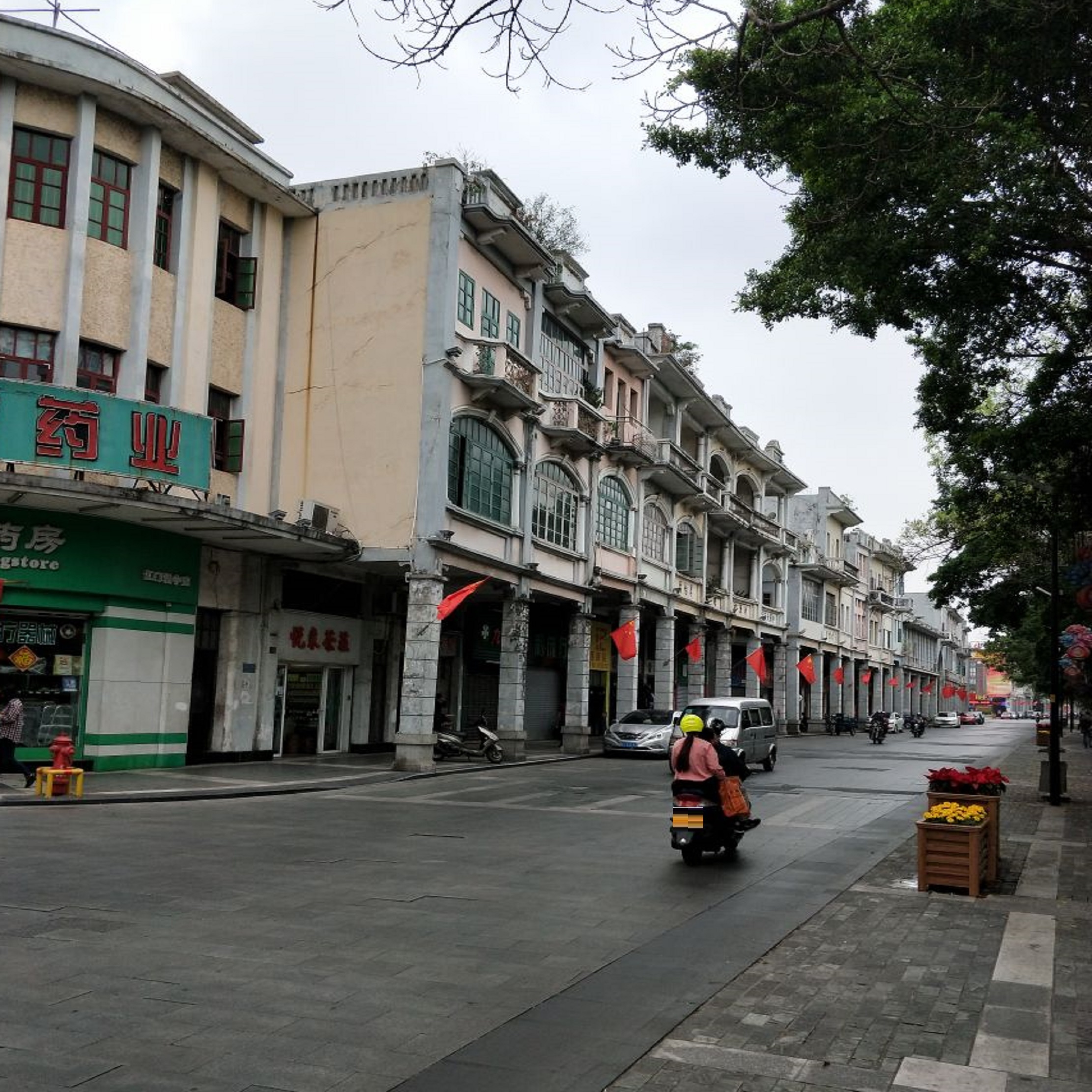  p data-id="gnwq5virvx">长堤风貌街位于江门市蓬江区蓬江河畔,全长