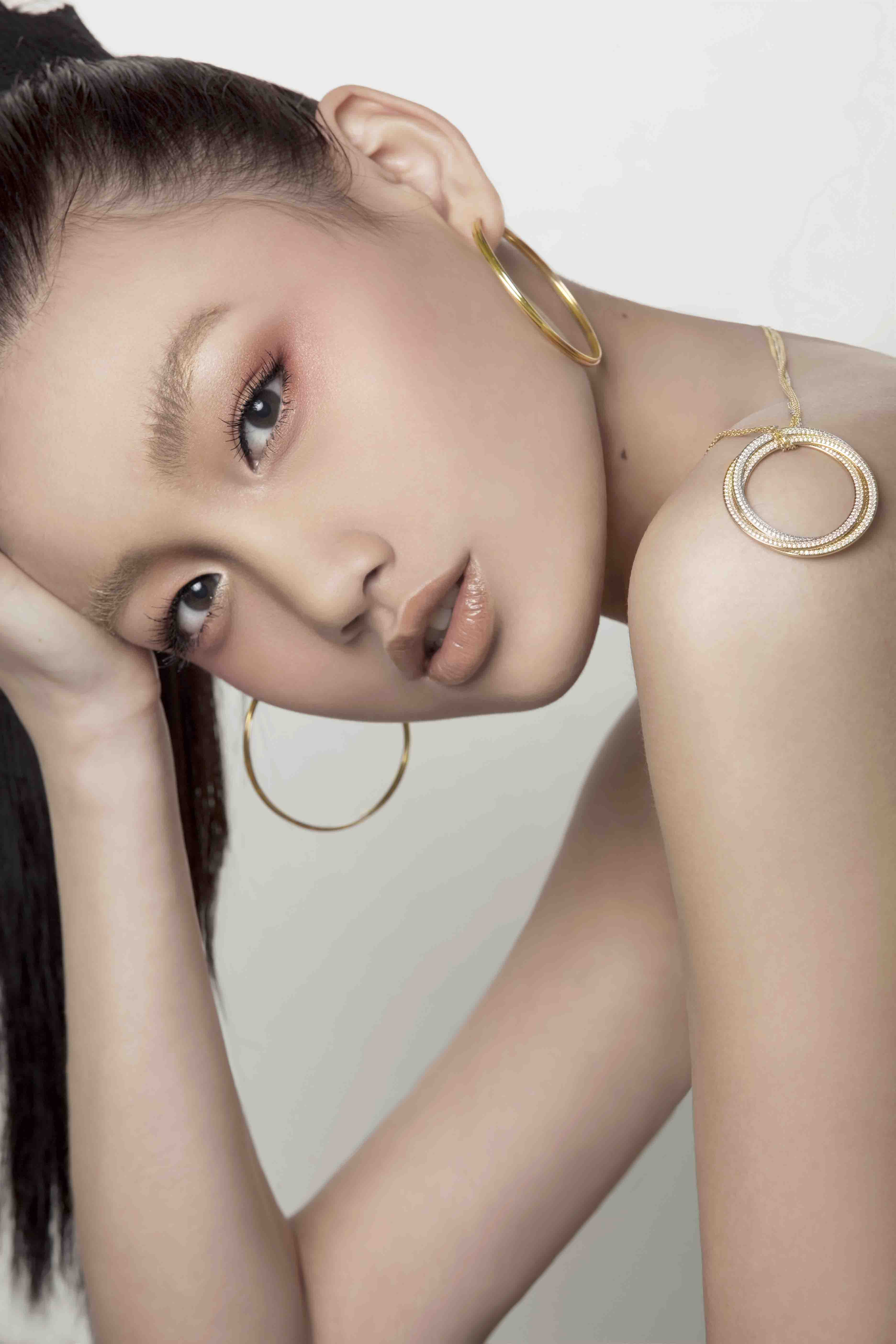 担任众多一线明星艺人御用造型师,个人代表中国先后赴 a target=