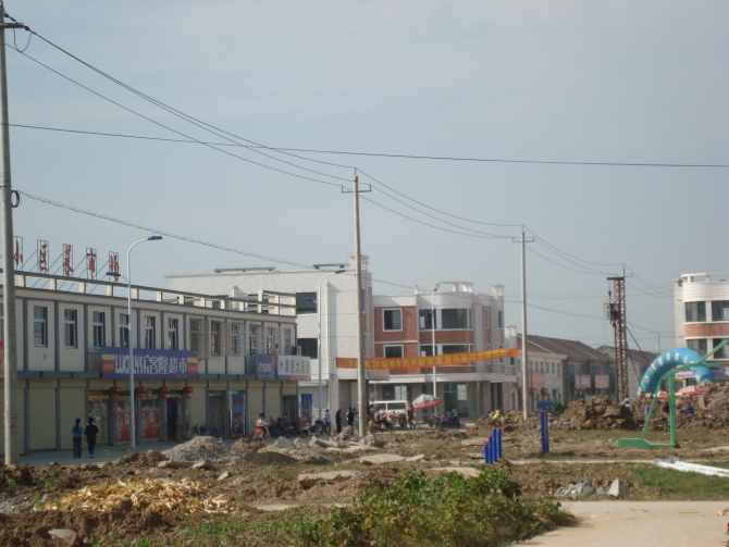 随着化工园区的进一步扩大和其它企业的进驻,还会有很多附近的村落