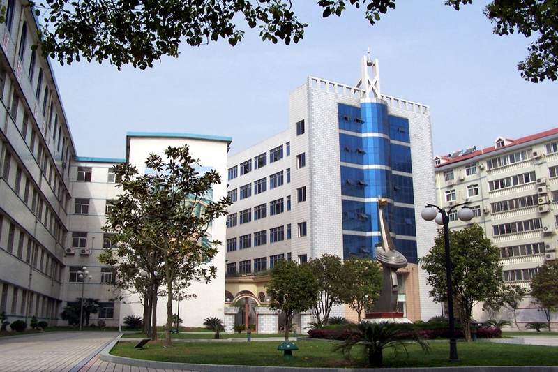  p>湖北省石首市文峰中学坐落于九曲回肠的长江之滨,美丽的笔架山南麓