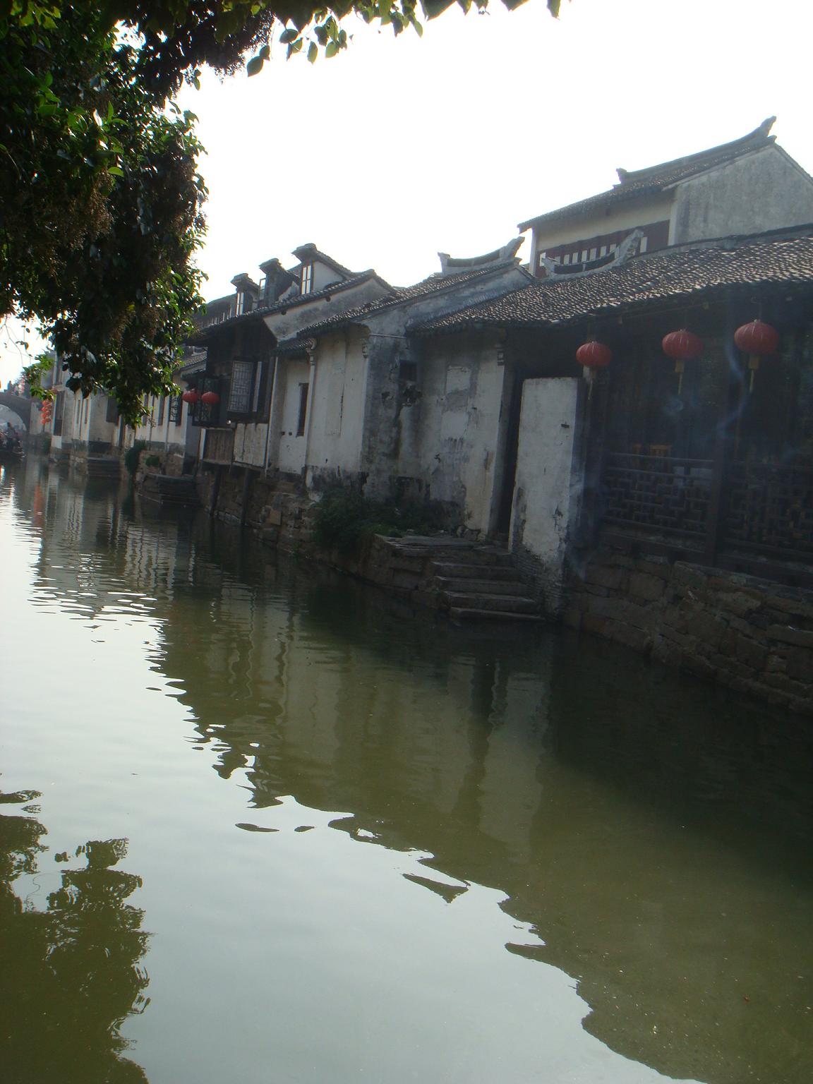  p>"江南好,风景旧曾谙;日出江花红胜火,春来江水绿如蓝.能不忆江南?