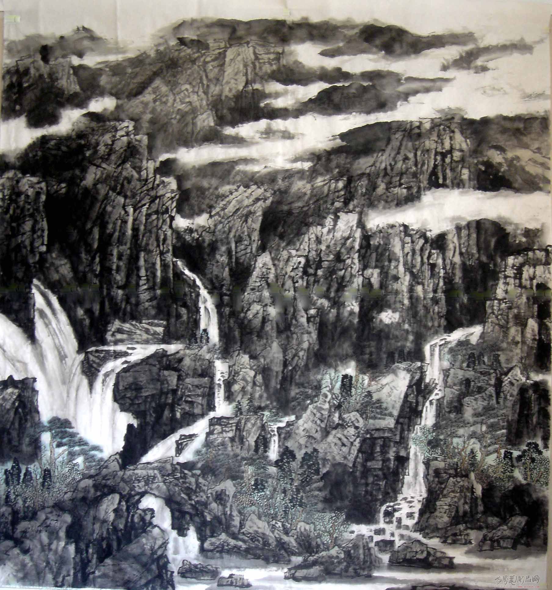 (谭红晶)早年毕业于解放军军医学院,后就读于中央美术学院国画系