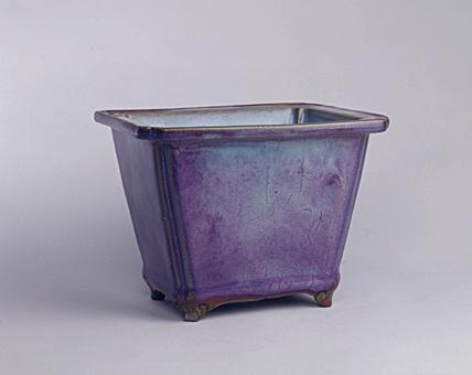  p>宋钧窑玫瑰紫釉长方花盆是宋代的瓷器,现藏 a target="_blank"