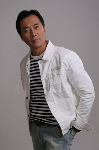  p>郑晓宁,1961年11月6日出生于内蒙古赤峰市,中国影视男演员,1976年