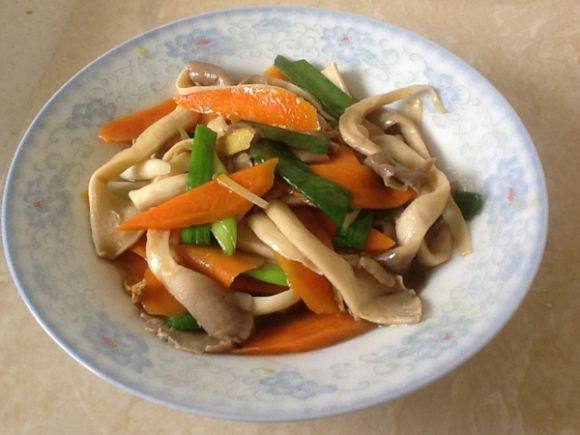 target="_blank" href="/item/平菇">平菇 /a>,胡萝卜,油,盐,姜,葱