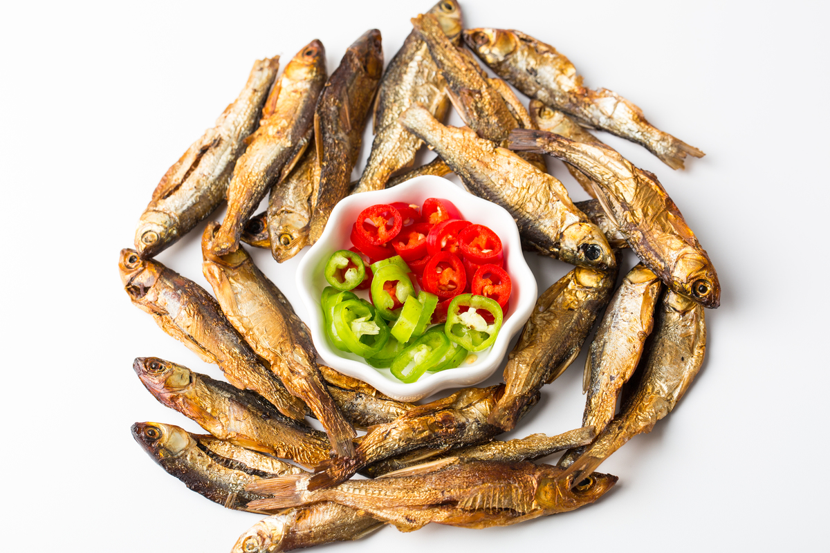  p>鱼干是指将新鲜鱼类经充分晒干而成.