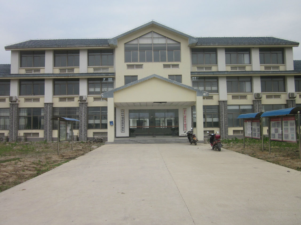 东西与工业园区相连,南面与 a target="_blank" href="/item/严桥乡