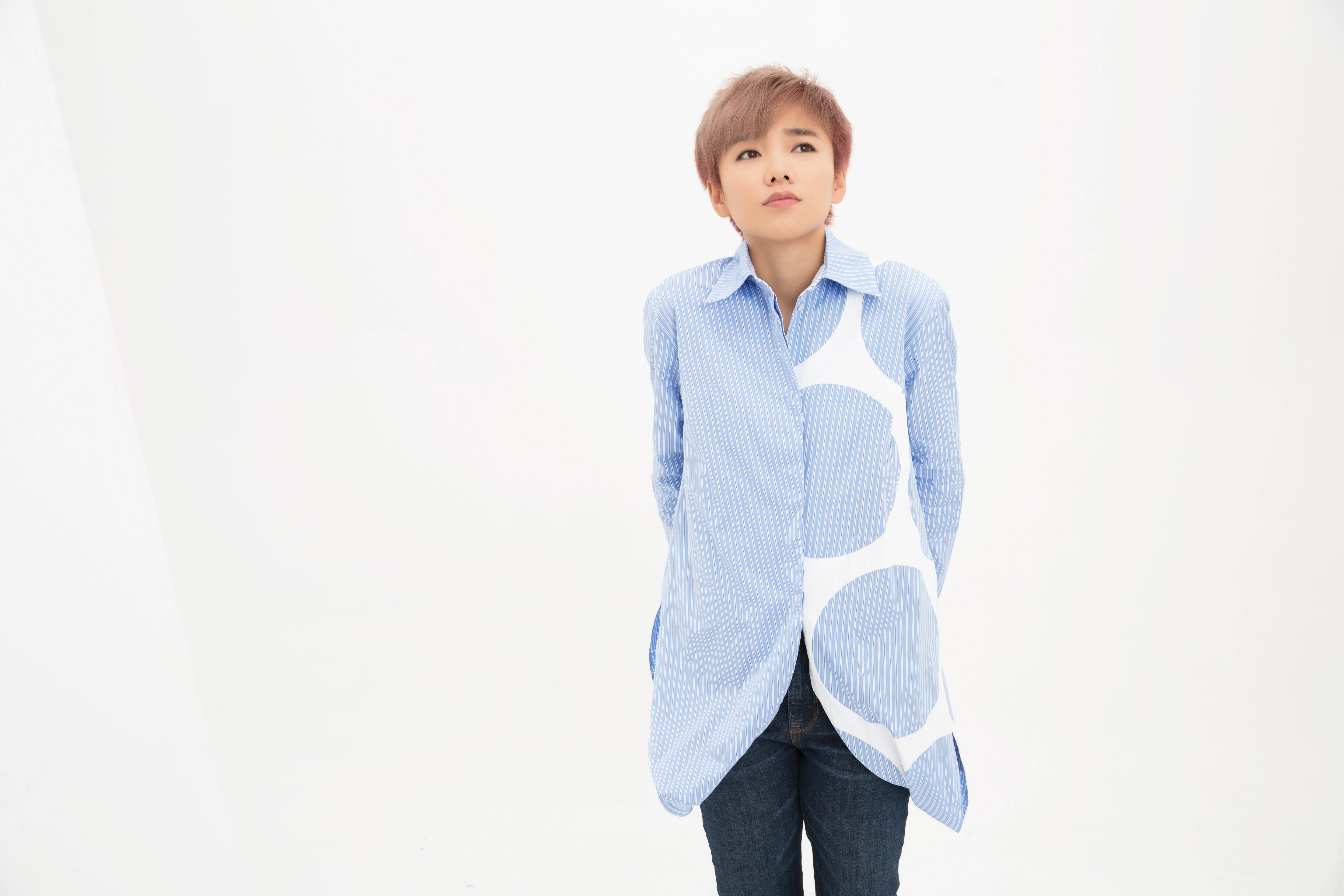 许飞,1985年11月11日出生于吉林省四平市梨树县,中国内地流行乐女歌手