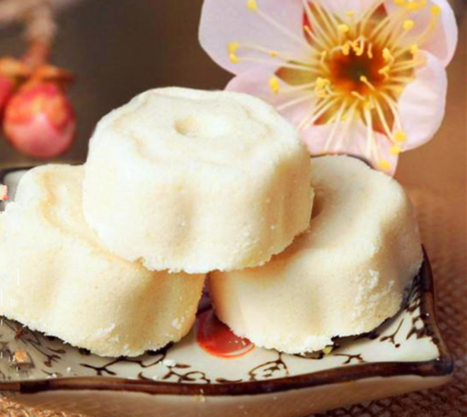 data-lemmaid="9755031">糯米粉 /a>,葡萄糖等食材制成的甜品,入口甜