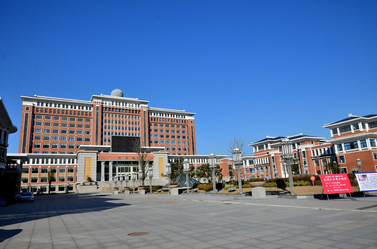  /p> p>淮南二中创建于1946年秋,是淮南市最早创办的中学之一,原名