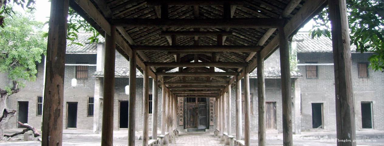 龙武山庄距离县城并不远,只有20分钟的车程,交通便利,集建筑艺术和