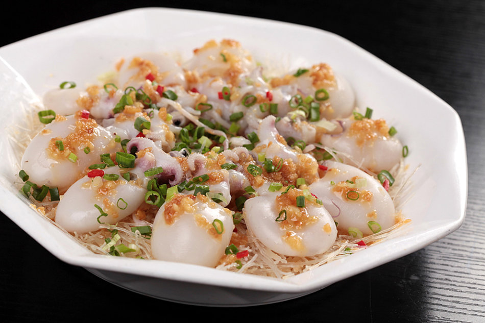  p>墨鱼仔里面全是鱼籽,清蒸一下,是很有营养的. /p>