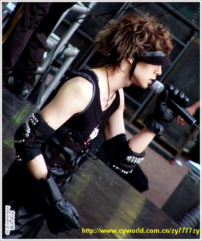  p data-id="gnwjoy2632">《triangle》是一首歌曲,演唱者是东方神起.