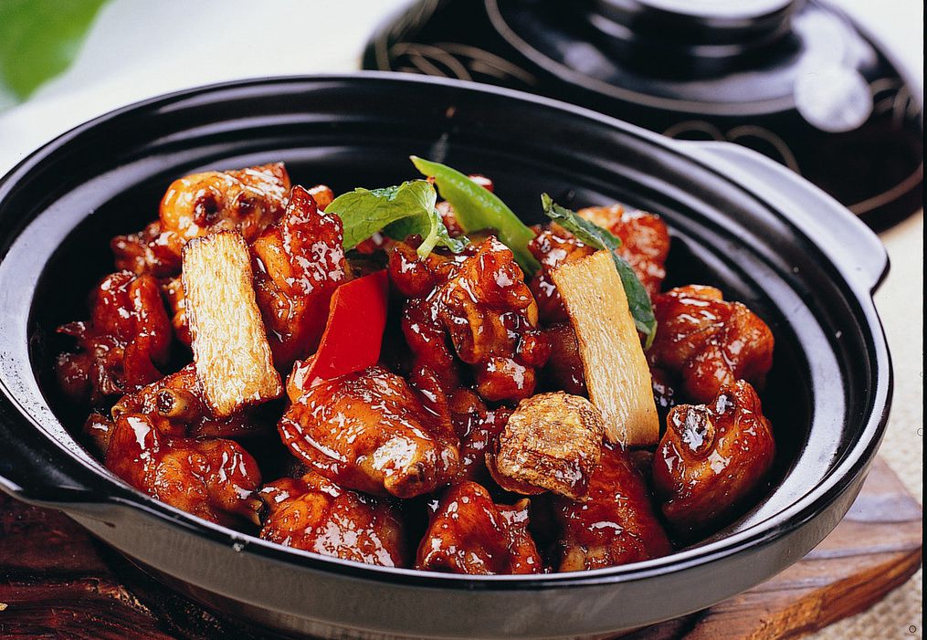 台湾三杯鸡起源于江西菜三杯鸡,客家人将做法带至台湾后,改良创新,用