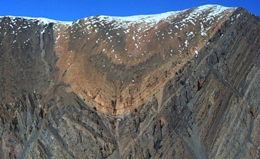  p>向斜 b>(syncline) /b>属于 a target="_blank" href="/item/褶曲