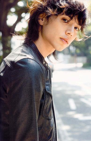  p>水岛宏,本名"齐藤智裕",1984年4月13日出生于日本东京.