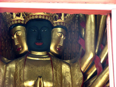  p data-id="gnvhi9xlsu">泸州方山旅游区云峰寺的黑脸观音雕像,是