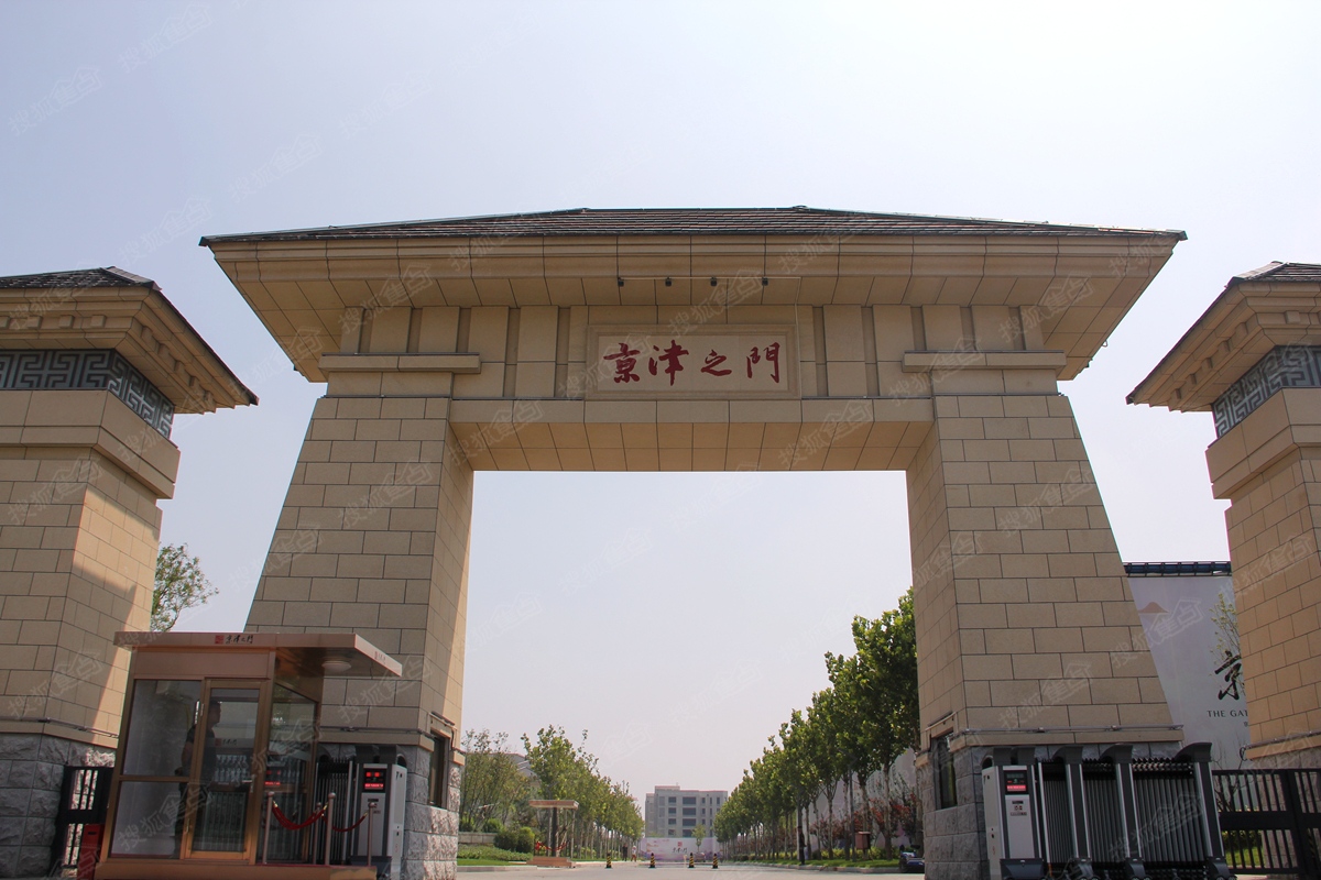  p>京津之门地处沧州新城西部,东临京沪高速铁路沧州西站,西接福建