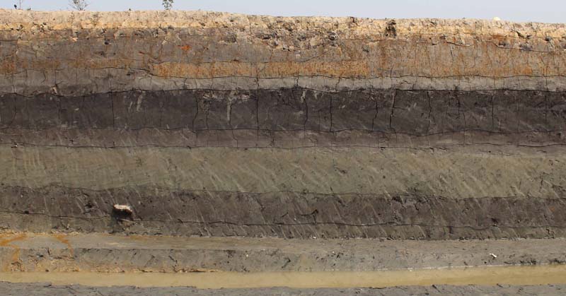  p>地层是一切成层岩石的总称,包括变质的和火山成因的成层岩石在内