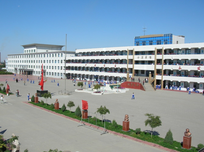  p>磴口一中(原名巴盟一中)史建于1960年,坐落于磴口县政府所在地巴彦