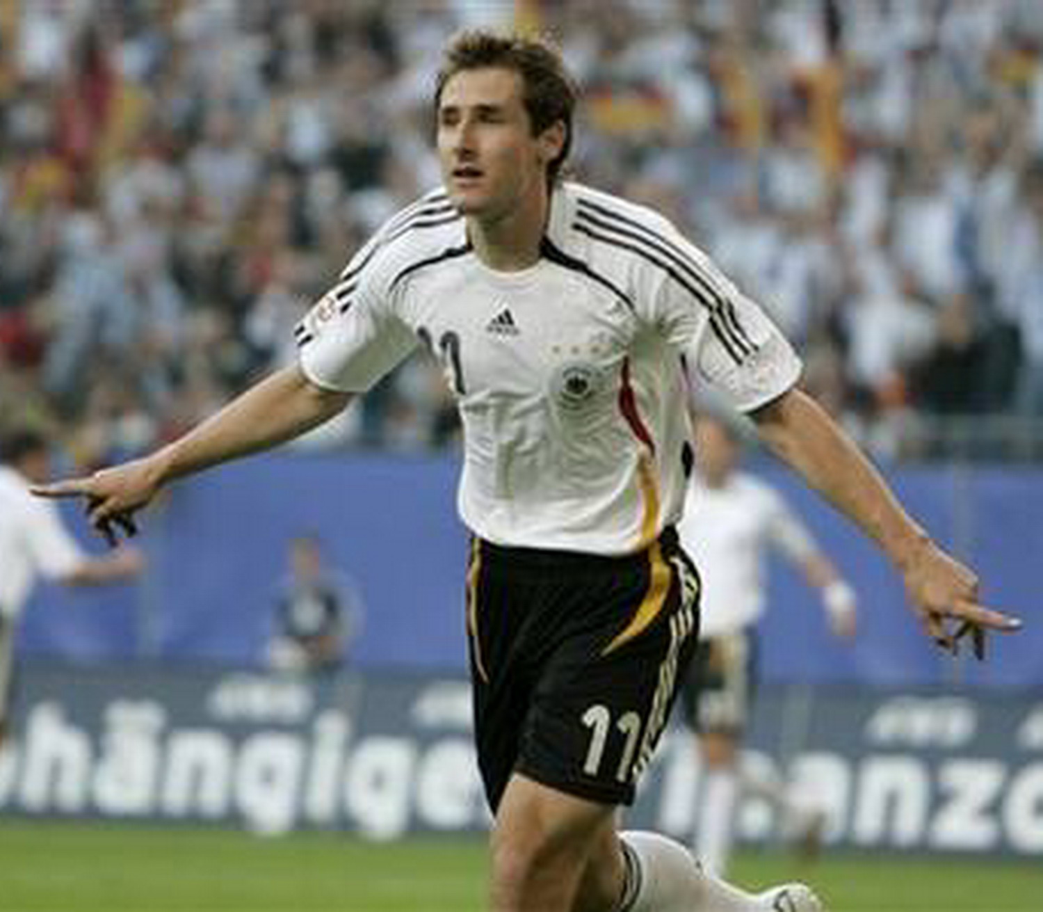 克莱格·库兰,英国人,从事足球运动,场上位置为前锋,现效力于灿美尔