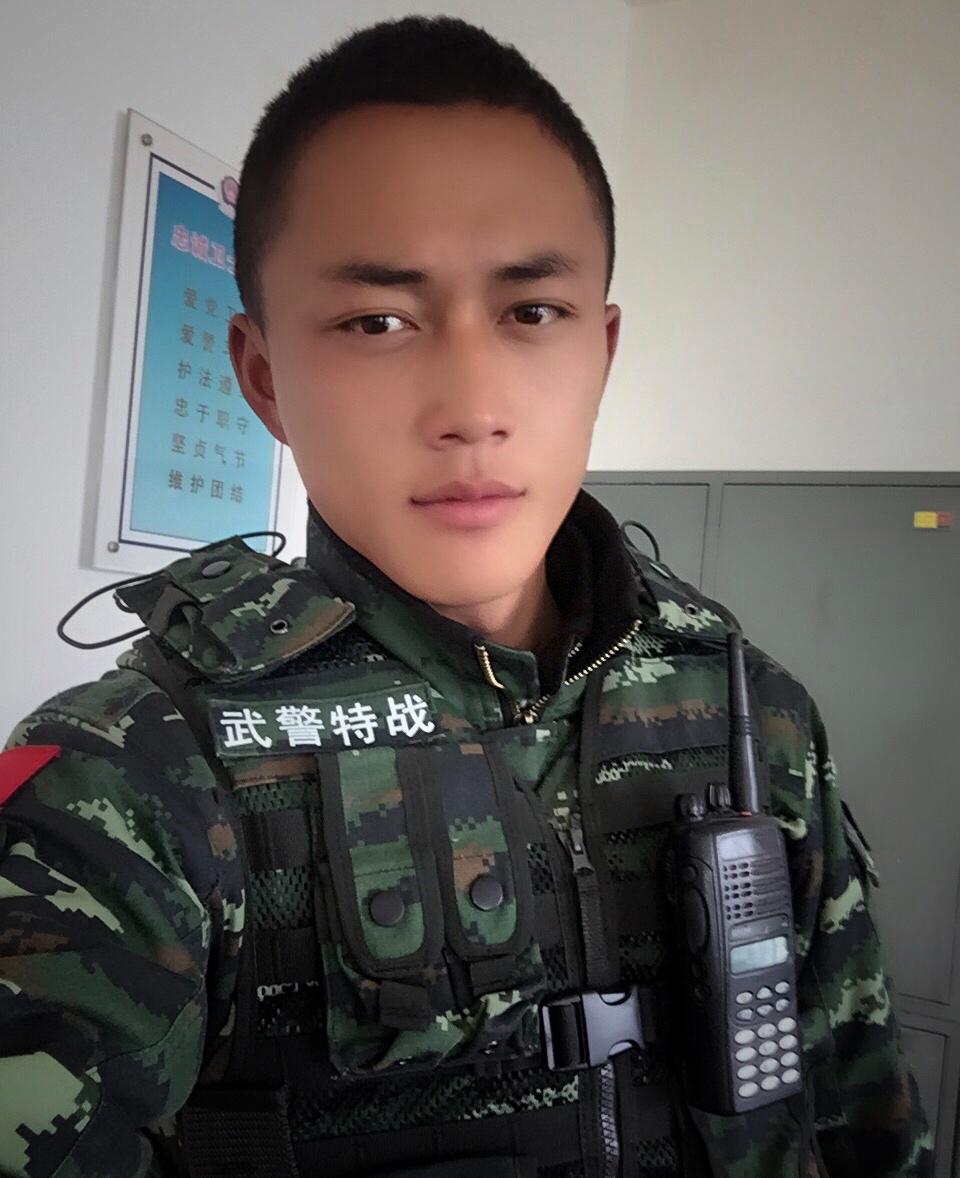 2012年成为一名武警战士.