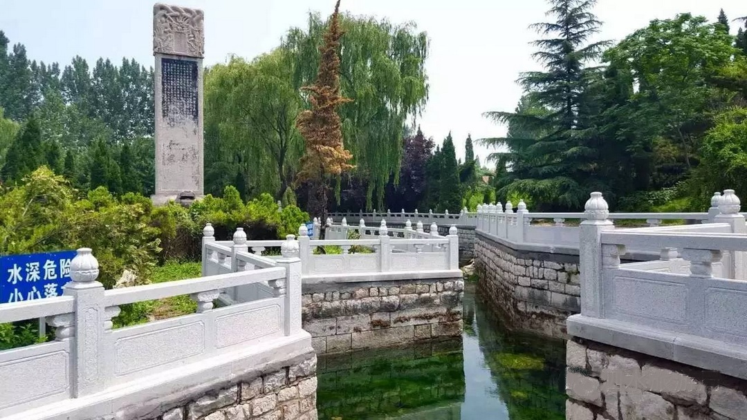  p>泉林泉群,位于山东省泗水县城东泉林村,属于石灰岩裂隙岩上升泉.