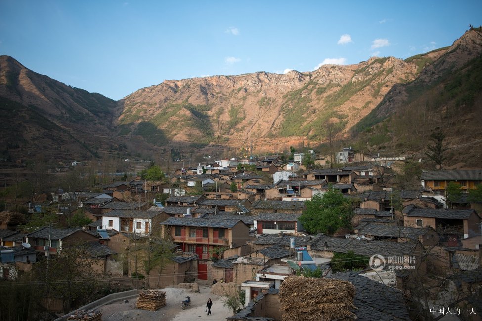 位于炉房乡(镇)西 边,距离底里村委会1.