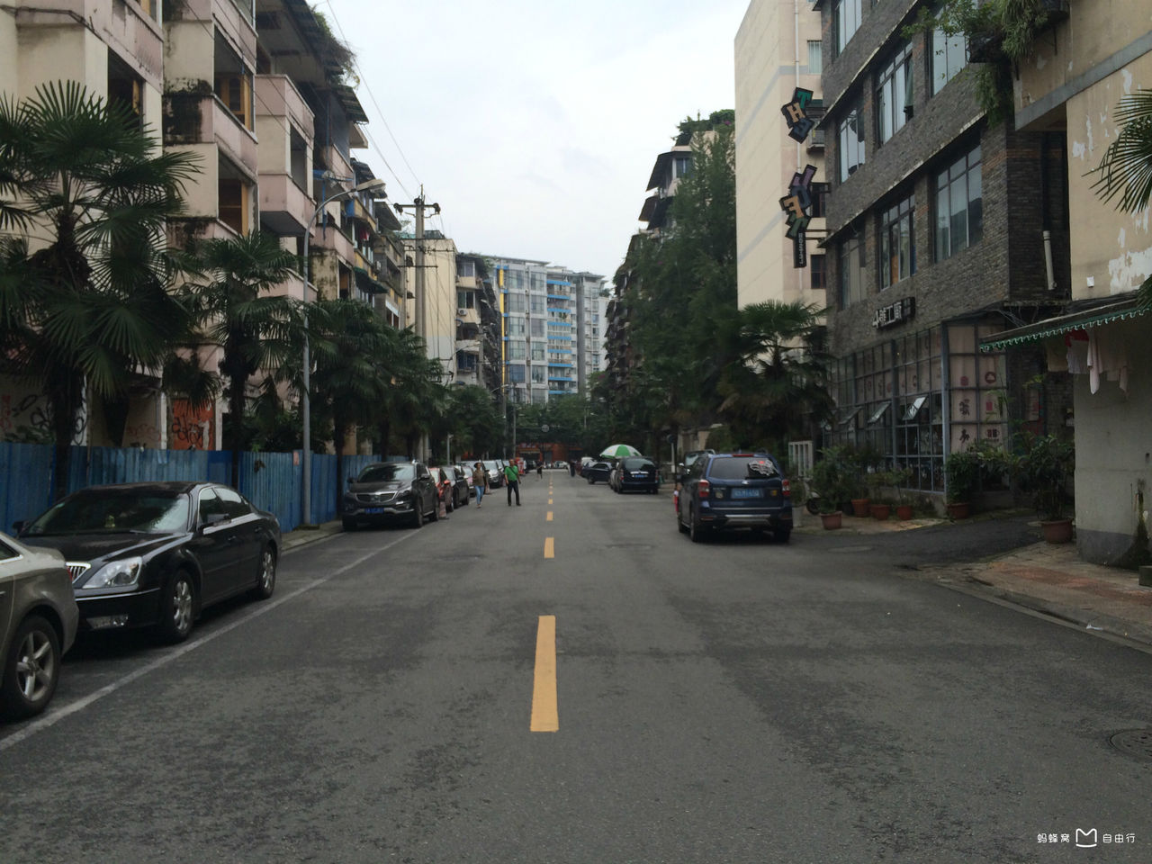  p>小通巷是成都众多"慢生活"的小巷之一,一幢幢灰色的老式楼房,构成