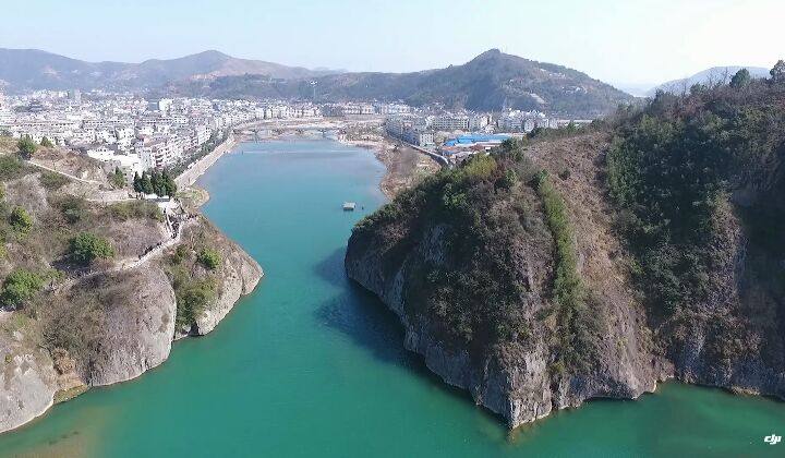  p>石门潭属于雁荡山景区,位于大荆镇西南约一公里处,那儿断崖削壁