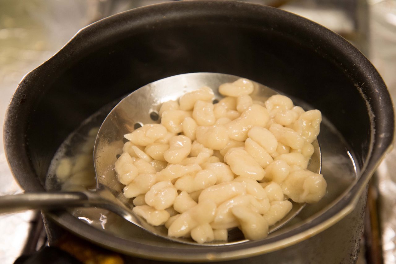  p data-id="gn41056qyu">羊肉烩麻食是一道菜品,主料是羊汤,面团