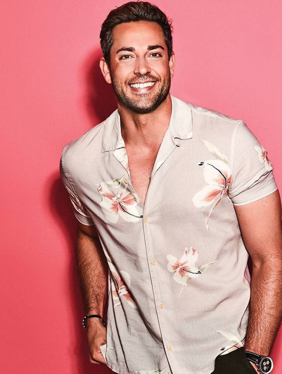  p>扎克瑞·莱维 i>(zachary levi) /i>,1980年9月29日出生于美国