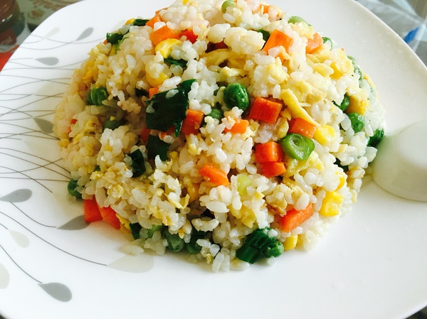  p>香甜玉米蛋炒饭是一道家常美食,利用米饭,玉米,猪肉,鸡蛋汁做主要