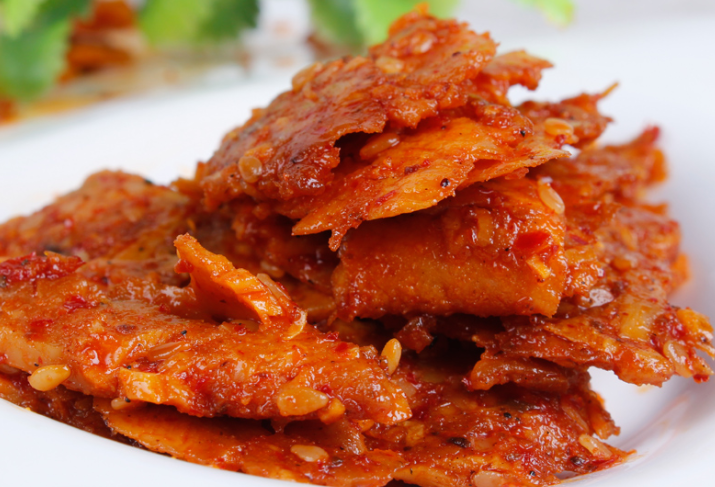  p>香辣板筋是一道以牛板筋,葱丝,香菜,红尖椒