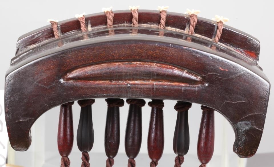  p>宋"霜天月"仲尼式琴是重庆中国三峡博物馆收藏的乐器,法器类作品.